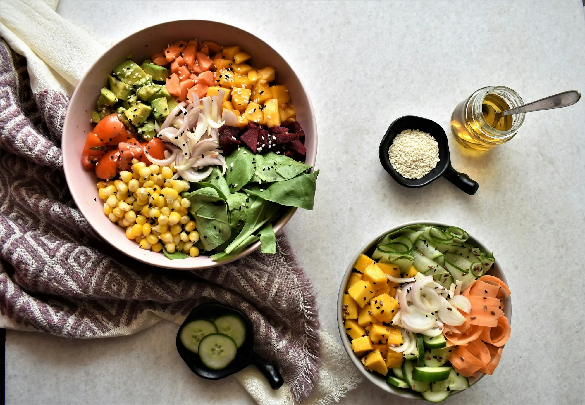 Tigelas coloridas com grão-de-bico, legumes e manga