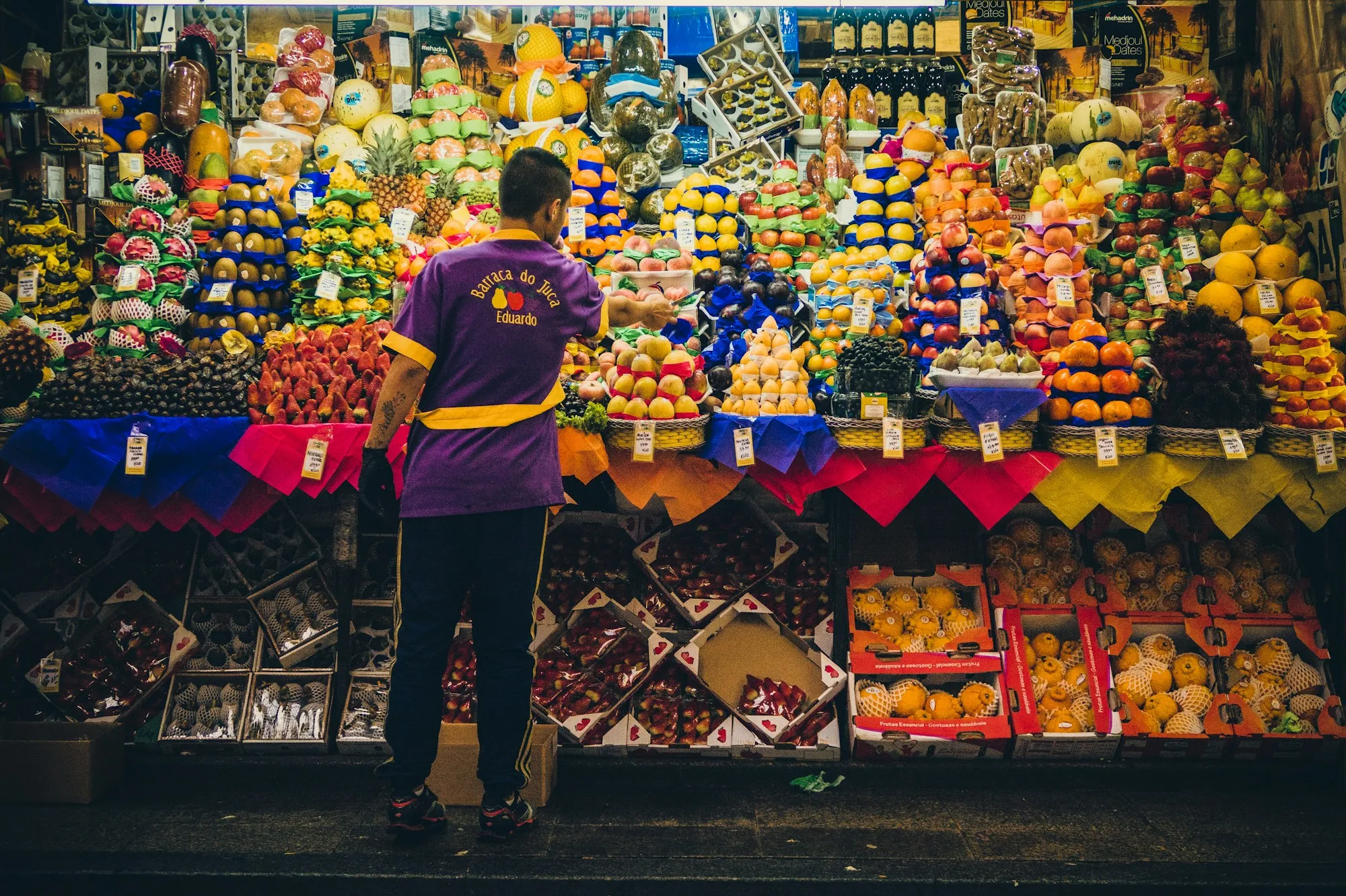 Banca de frutas coloridas em mercado municipal brasileiro
